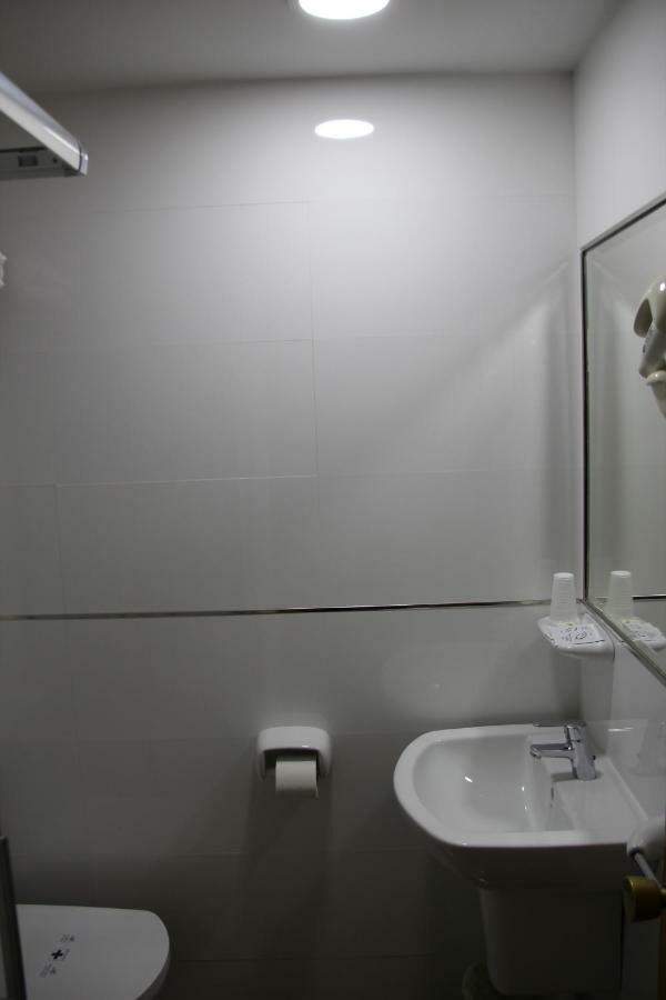 Hostal Maribel อัลเมรีอา ภายนอก รูปภาพ